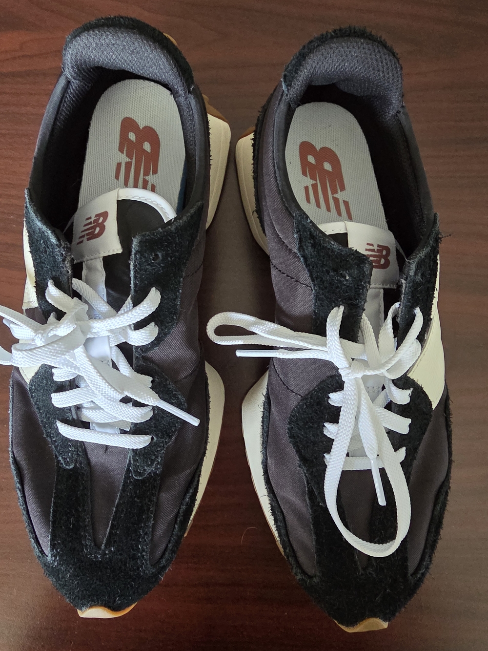 New Balance 327 Women's Black / White Running Shoes - Picture 2 of 6